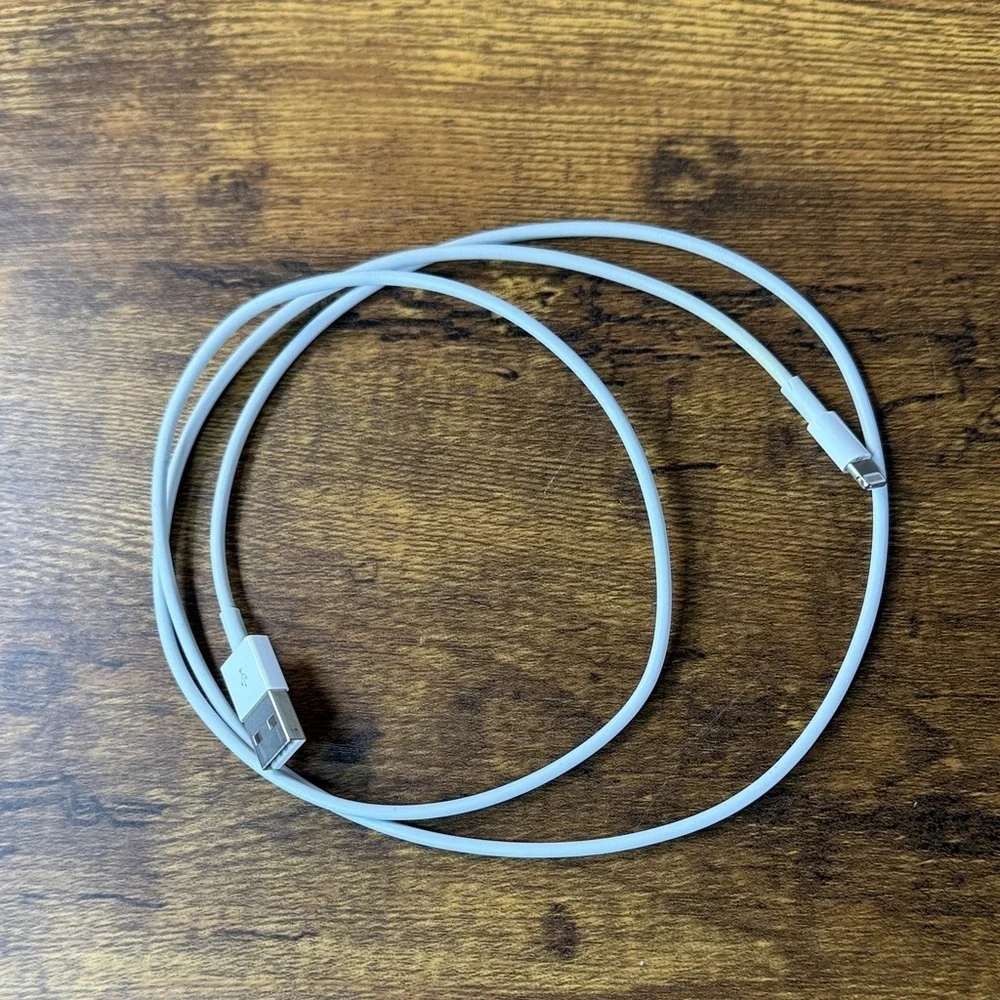 Apple White Charging Cable - iPhone 14